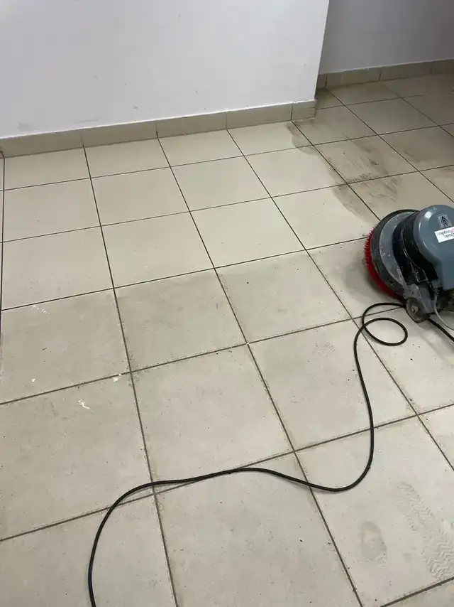 Płytki przed czyszczeniem maszynowym